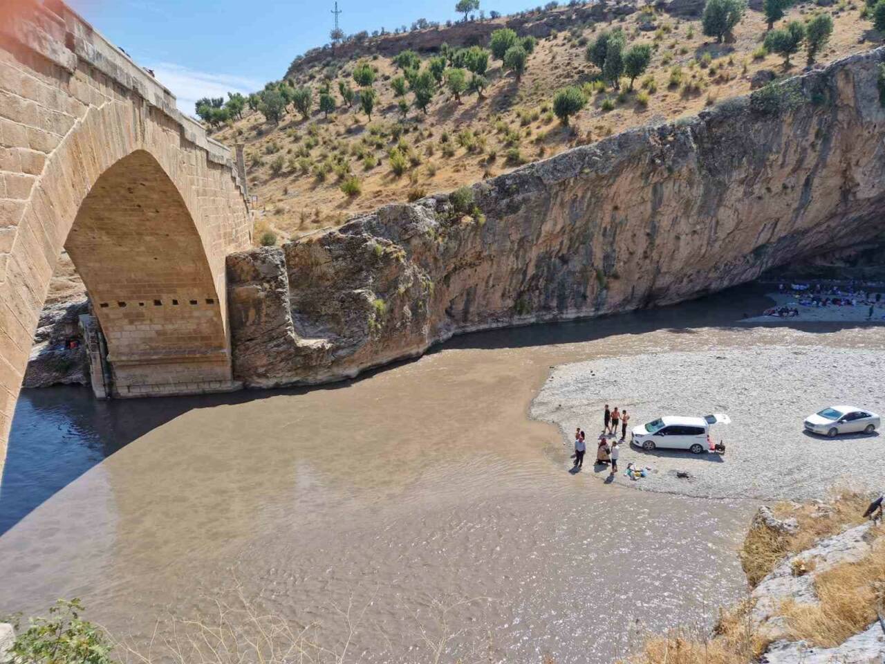 Açılan HES Kapakları Piknikçileri Mahsur Bıraktı