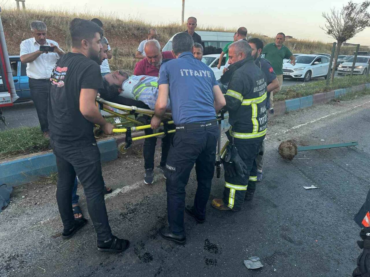  Kahta'da meydana gelen trafik kazasında iki otomobilin çarpışması sonucu