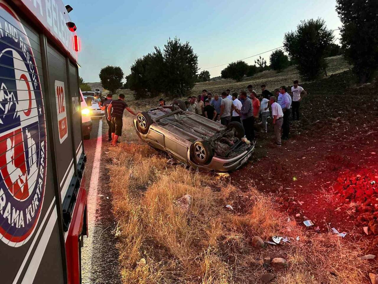 Kahta’da Takla Atan Araç Tarlaya Uçtu: 3 Kişi Yaralandı