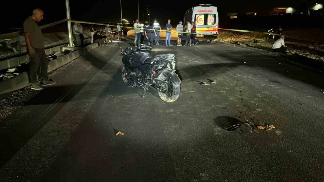 Adıyaman’da, direksiyon hakimiyeti kaybolduktan sonra devrilen motosikletin sürücüsü hayatını kaybetti.
