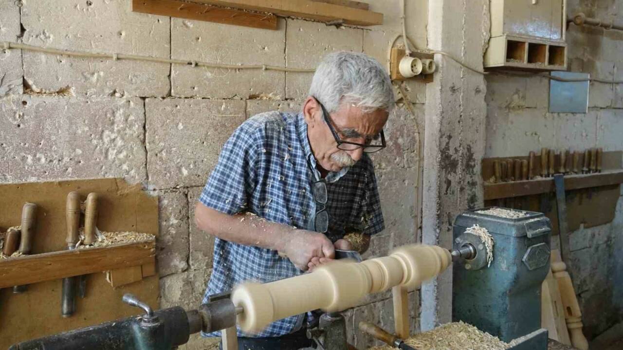 Gaziantep’te 58 yıldır ahşapla uğraşan 64 yaşındaki Erol Kendirci, ilerlemiş