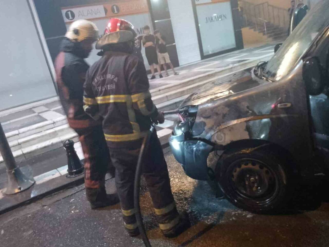 Şanlıurfa’da alev alan otomobili itfaiye ekipleri müdahale ederek söndürdü.
