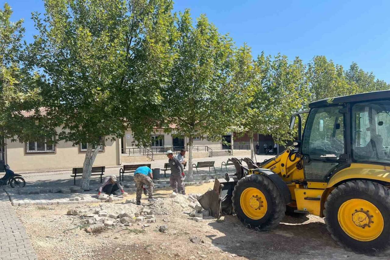 Araban ilçe mezarlığında çevre düzenlemesi çalışmaları devam ediyor.