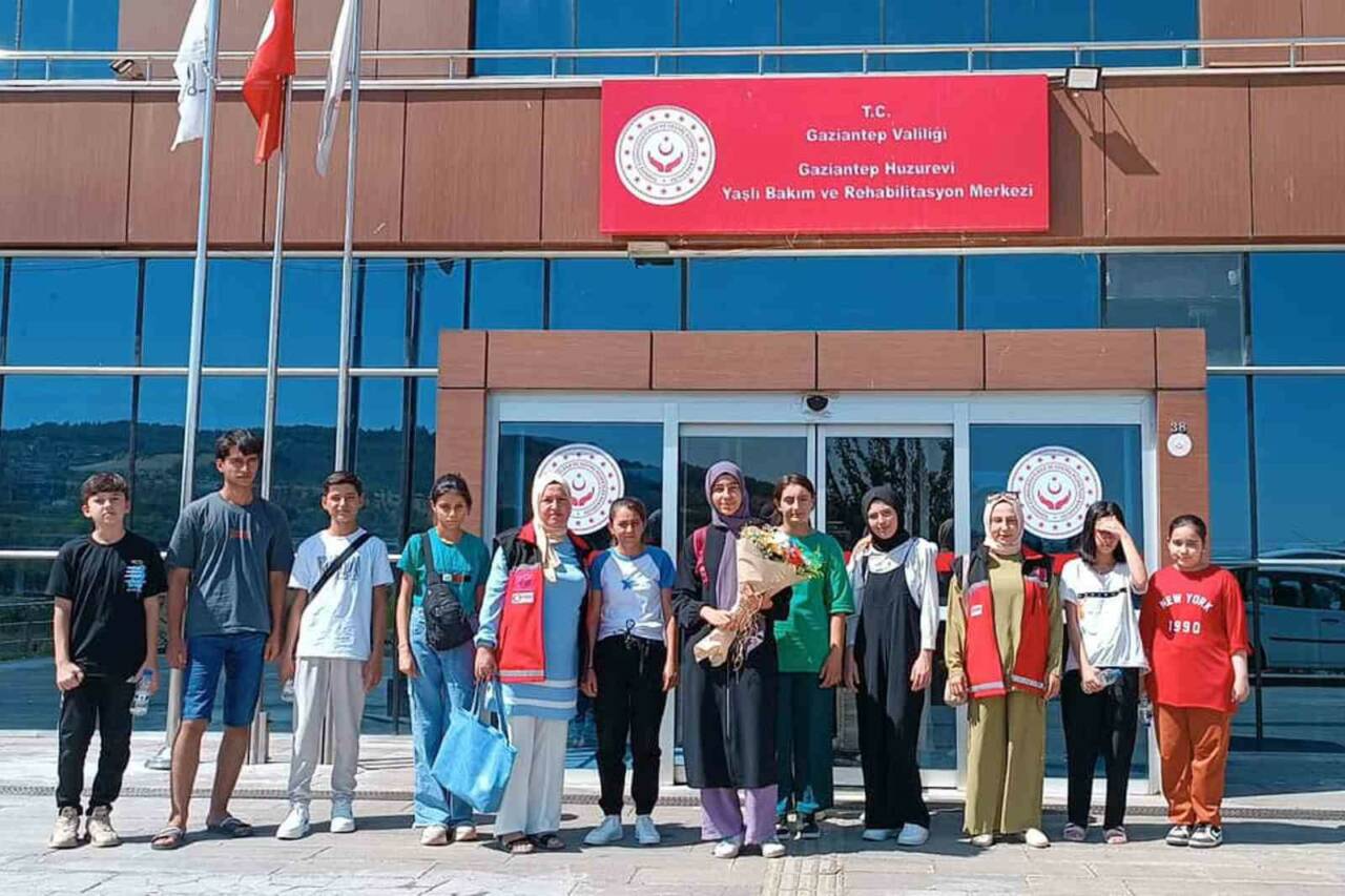 Gaziantep’in Araban ilçesindeki öğrenciler, ODES projesi kapsamında Gaziantep Huzurevi ve
