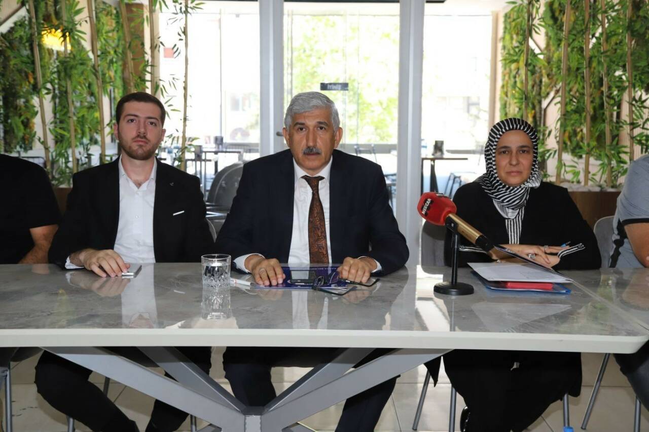 AK Partili Kahta Belediye Başkanı Mehmet Can Hallaç, Saadet Partisi’nden