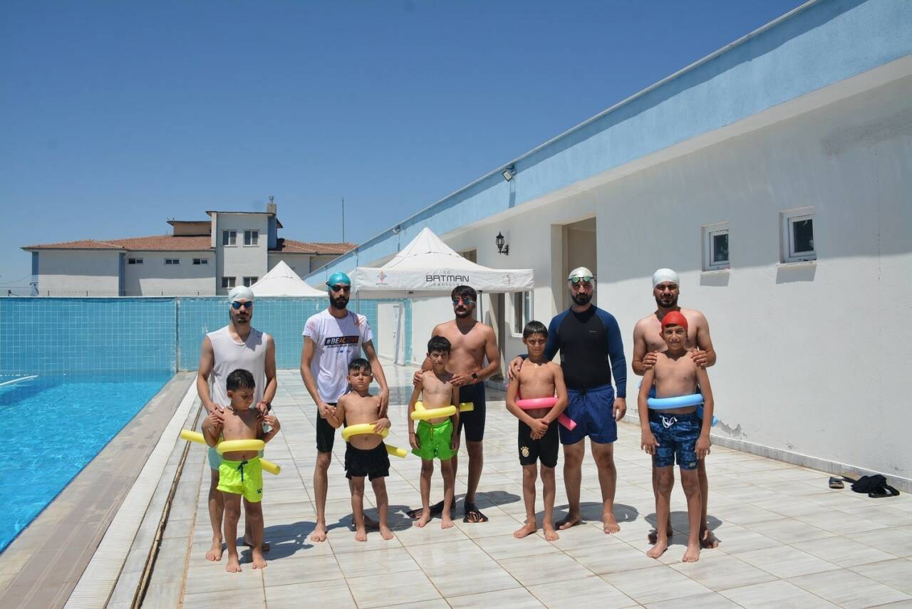 Batman’da Gençlik ve Spor İl Müdürlüğü açılan yüzme kursuna katılan