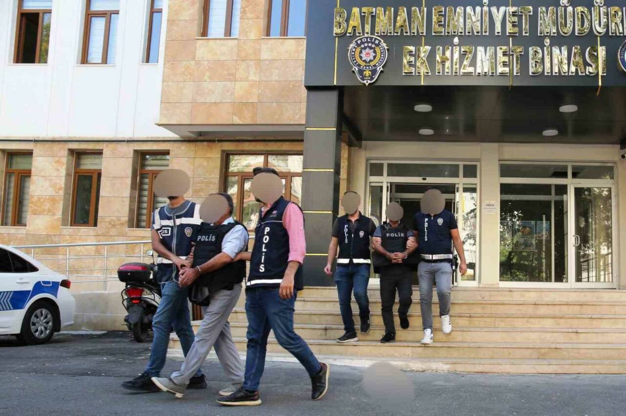 Batman’da şehirlerarası yolcu taşımacılığı yapan bir otobüste gerçekleştirilen operasyonda 53,68