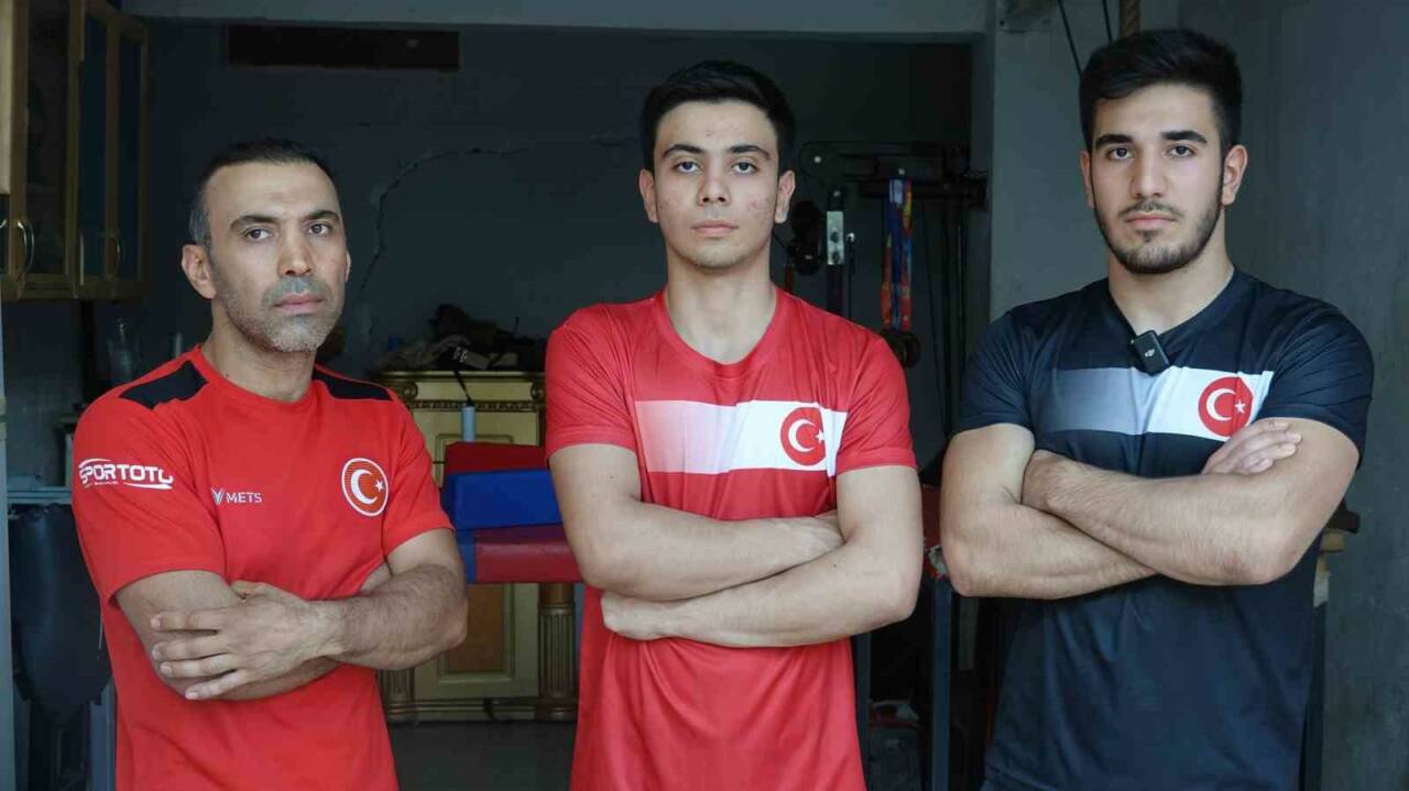 Gaziantep'te, amcaları Mahmut Kendirci'nin rehberliğinde bilek güreşi ile tanışan milli