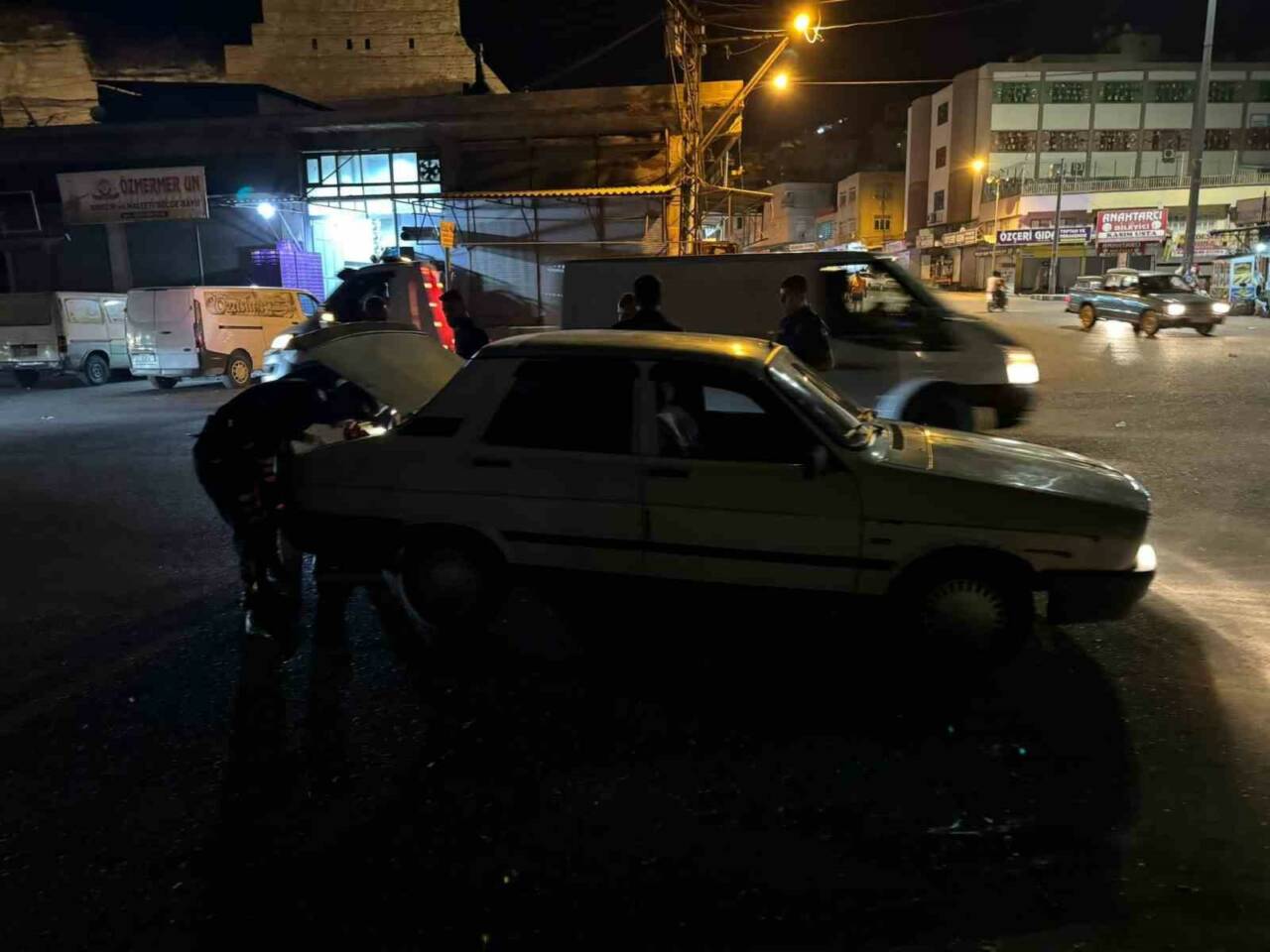 Şanlıurfa’nın Birecik ilçesinde emniyet ekipleri denetimlerine ara vermeksizin devam ederek