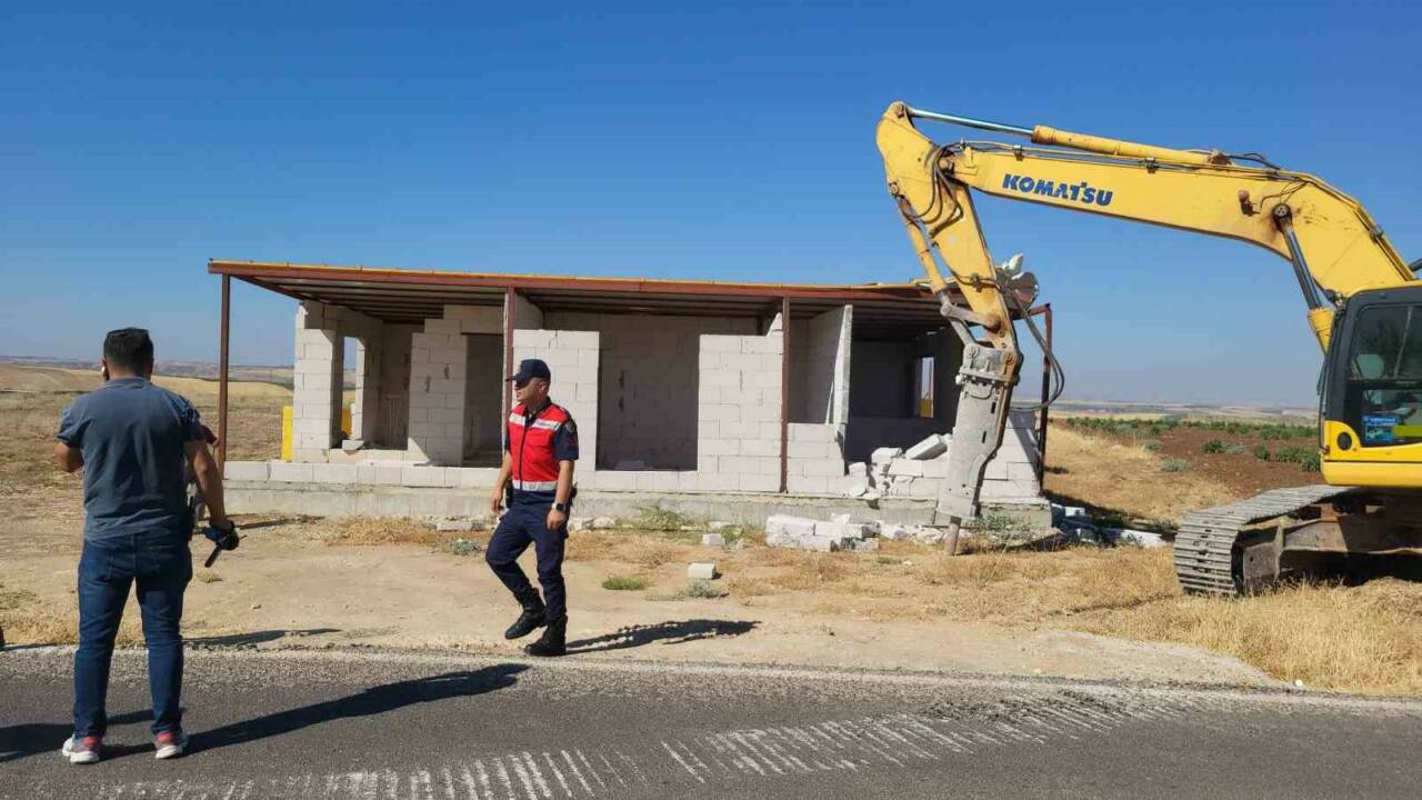 Birinci sınıf tarım arazilerine yapılan hobi bahçeleri yıkılmaya başlandı