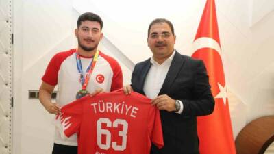 Haliliye Belediye Başkanı Mehmet Canpolat, Dünya Bilek Güreşi Şampiyonası’nda sol