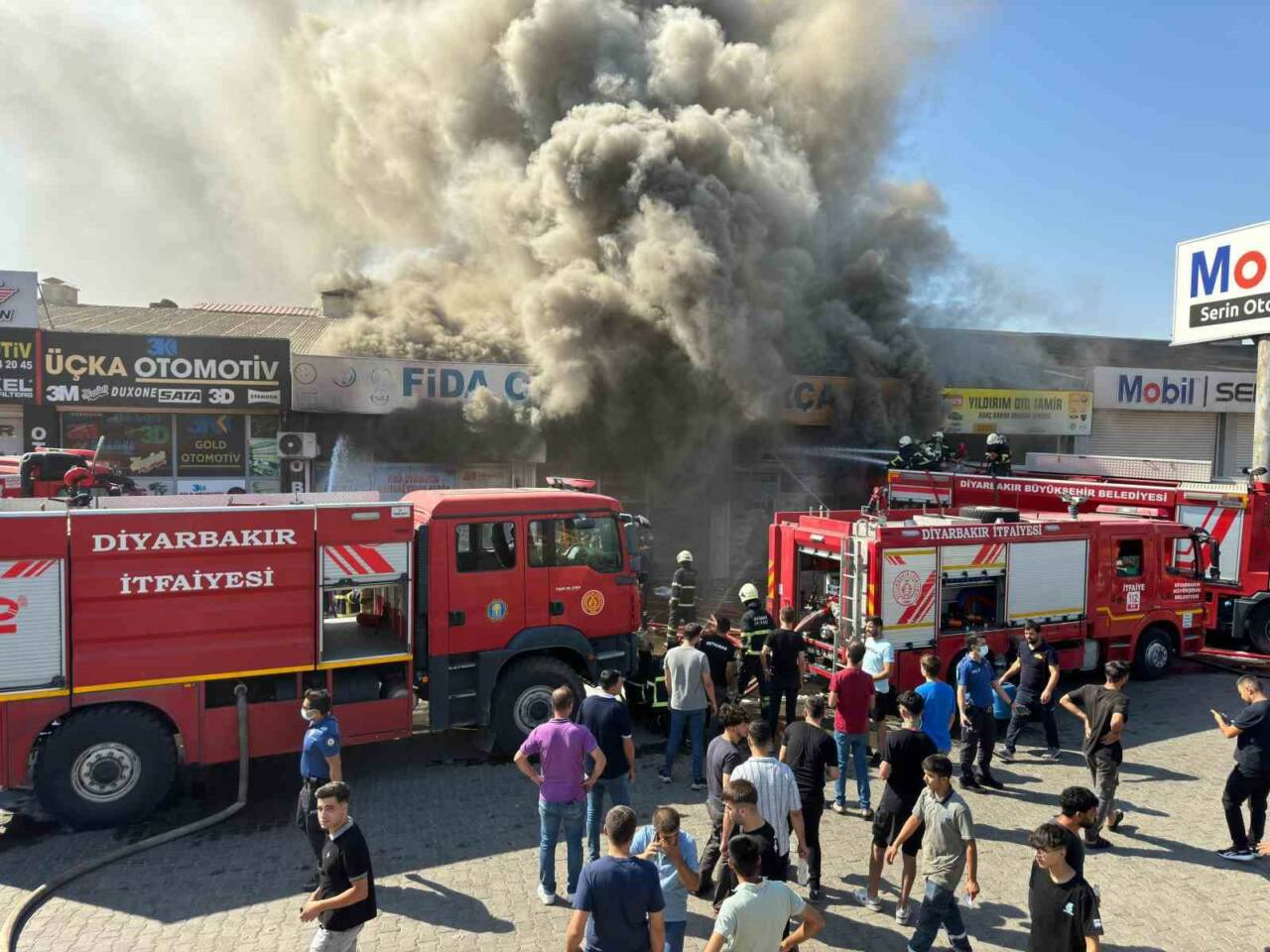 Diyarbakır’da 3. Sanayi Sitesi’nde çıkan yangına müdahale ediliyor