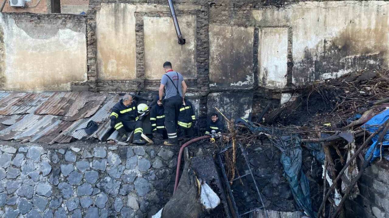 Odun Deposunda Yangın: Ekipler Müdahale Etti