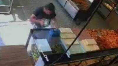 Gaziantep’te bir şahıs, alışveriş için gittiği ekmek fırınındaki tezgah üzerinde