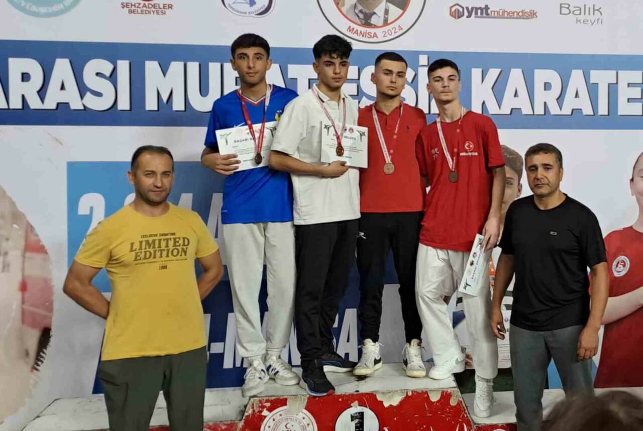 Eyyübiye Belediyesi AK Evler Spor Salonlarında yetişerek 2017 yılından bu