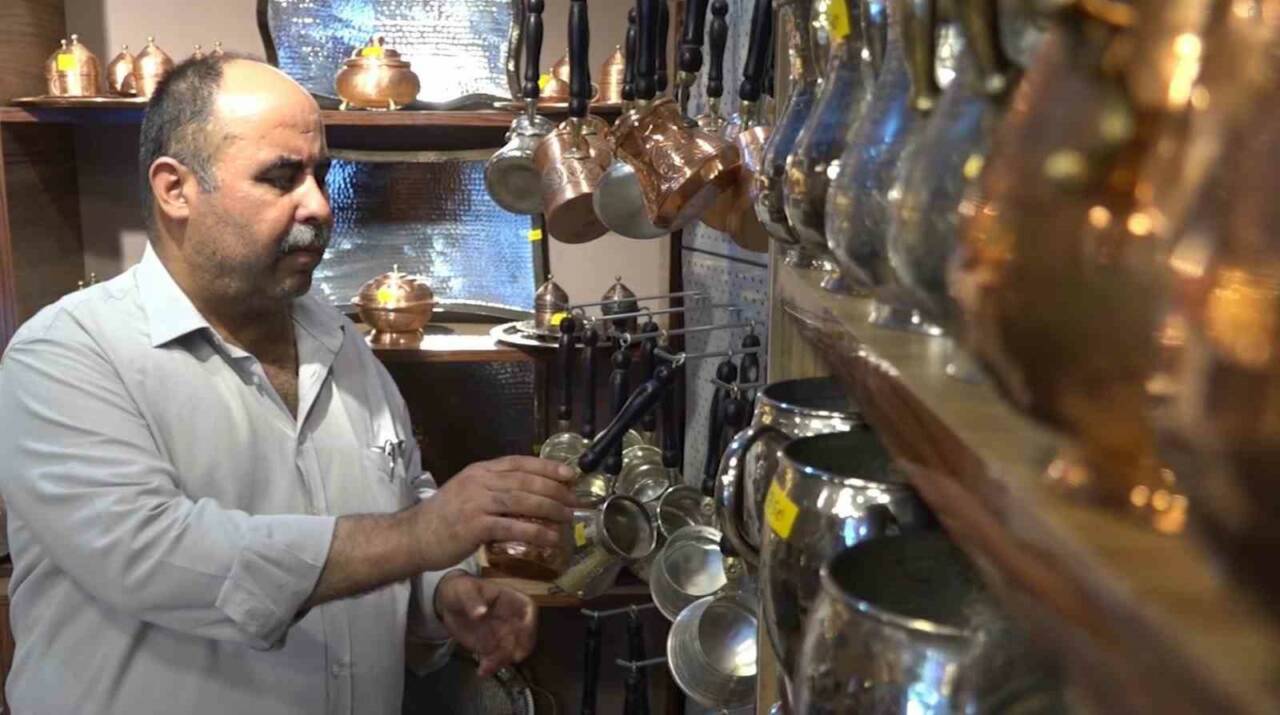 Bakır işlemeciliğinin coğrafi patentini elinde bulunduran Gaziantep’in geleneksel yöntemlerle üretilen