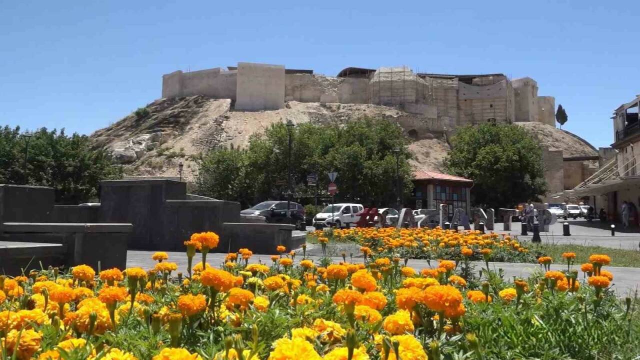 Gaziantep Kalesi’nin restorasyonu 40 derece sıcağa rağmen devam ediyor