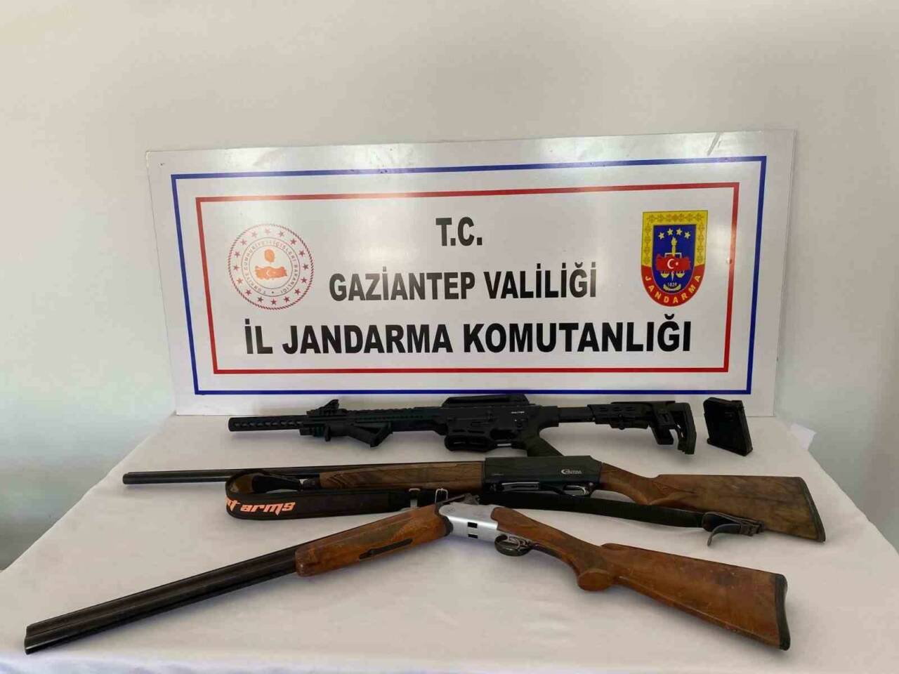 Gaziantep'te jandarma ekiplerinin düzenlediği kapsamlı operasyon sonucunda, 14 adet silah
