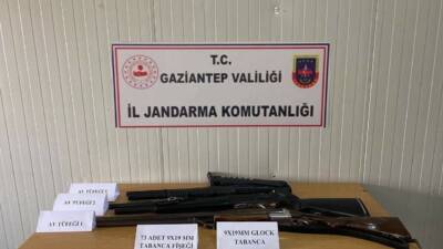 Gaziantep’te jandarma ekiplerinin 21 şüpheli şahsın üzerinde, ikametinde, aracında ve