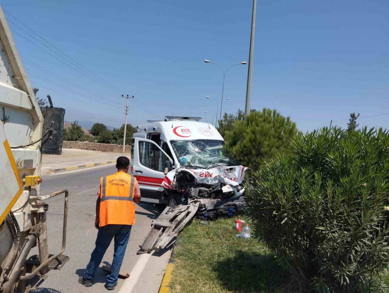 Gaziantep’in İslahiye ilçesinde vakadan dönen ambulans, önündeki tankere çarptı. Kazada