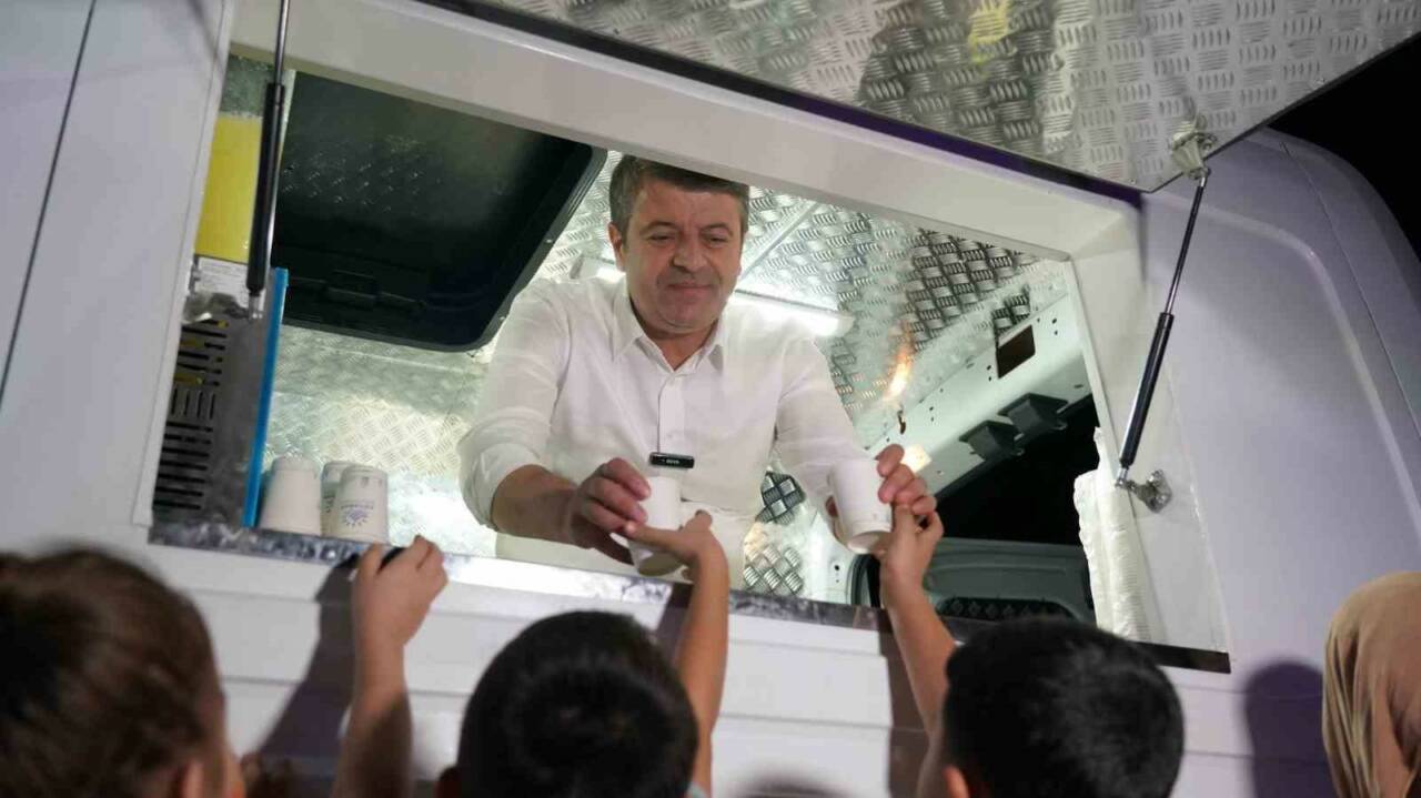 Adıyaman Belediyesi tarafından hizmete sunulan gezici ikram aracı, şehir genelinde