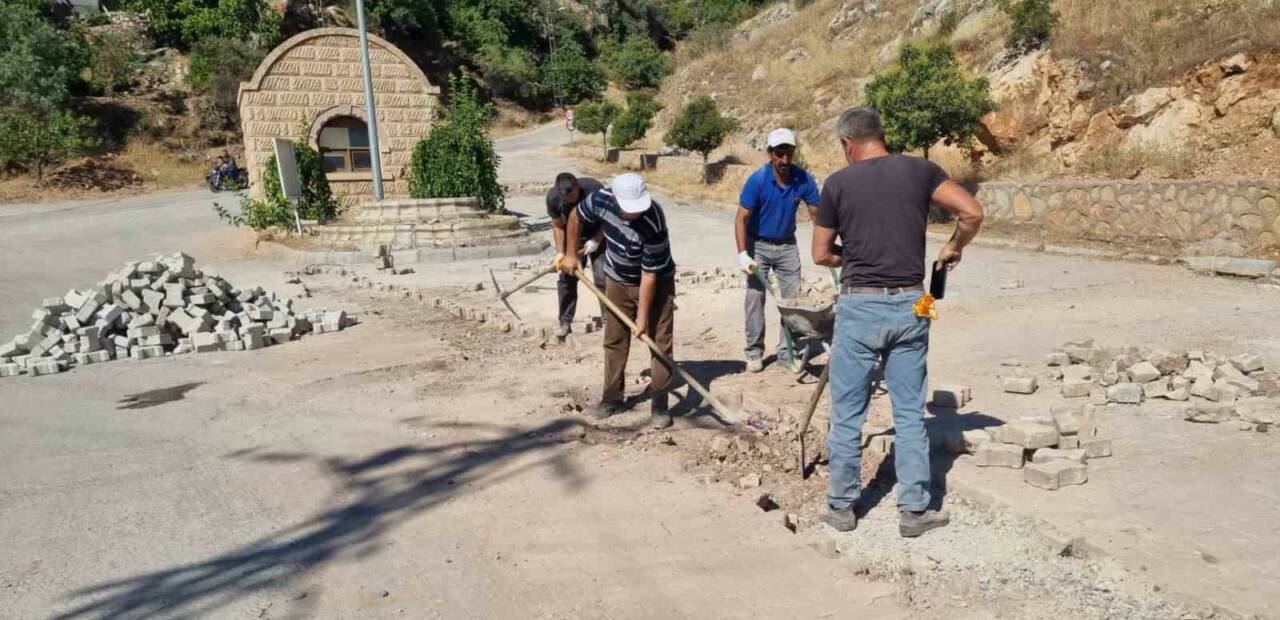 Adıyaman’ın Gölbaşı Belediye ekipleri tarafından Doğa Parkı’nda çevre düzenlemesi yapılıyor.
