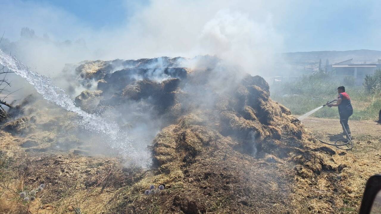 Adıyaman’ın Gölbaşı ilçesinde bir vatandaşa ait saman yığını yanarak küle