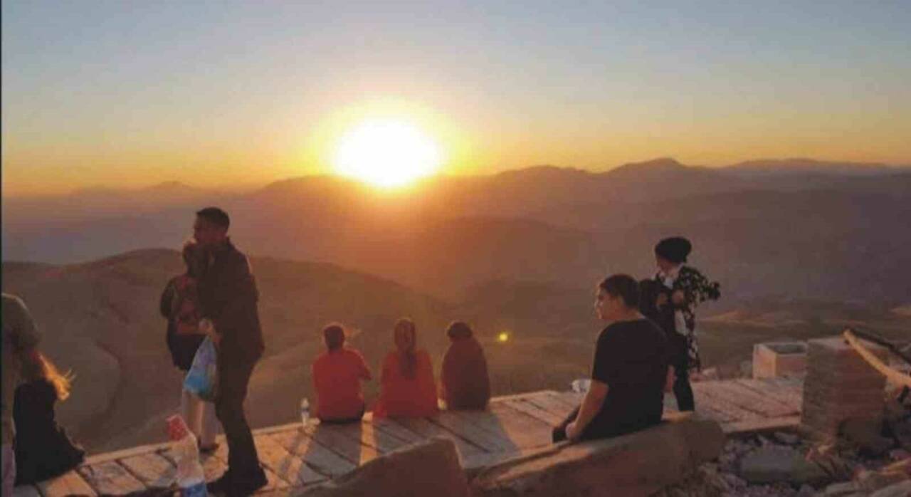 Kahta’da Güneşin Doğuşunu Meditasyonla İzlediler