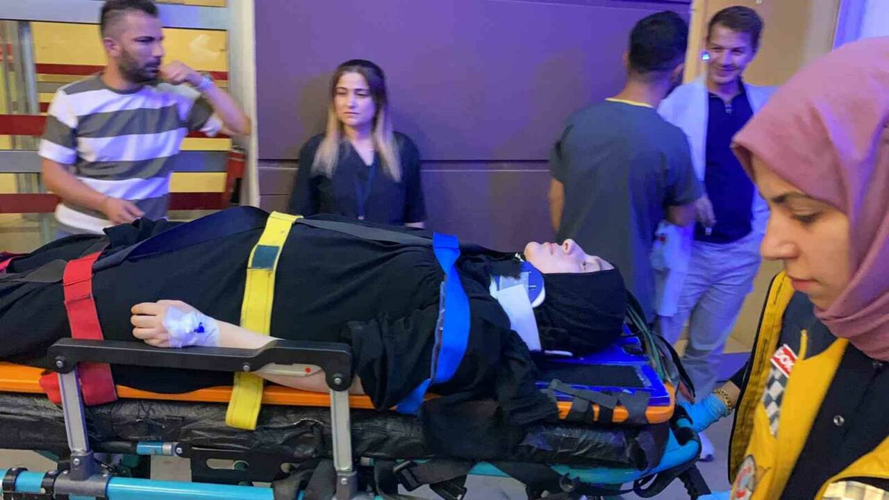 Adıyaman’da iki otomobilin çarpışması sonucu meydana gelen kazada 5 kişi