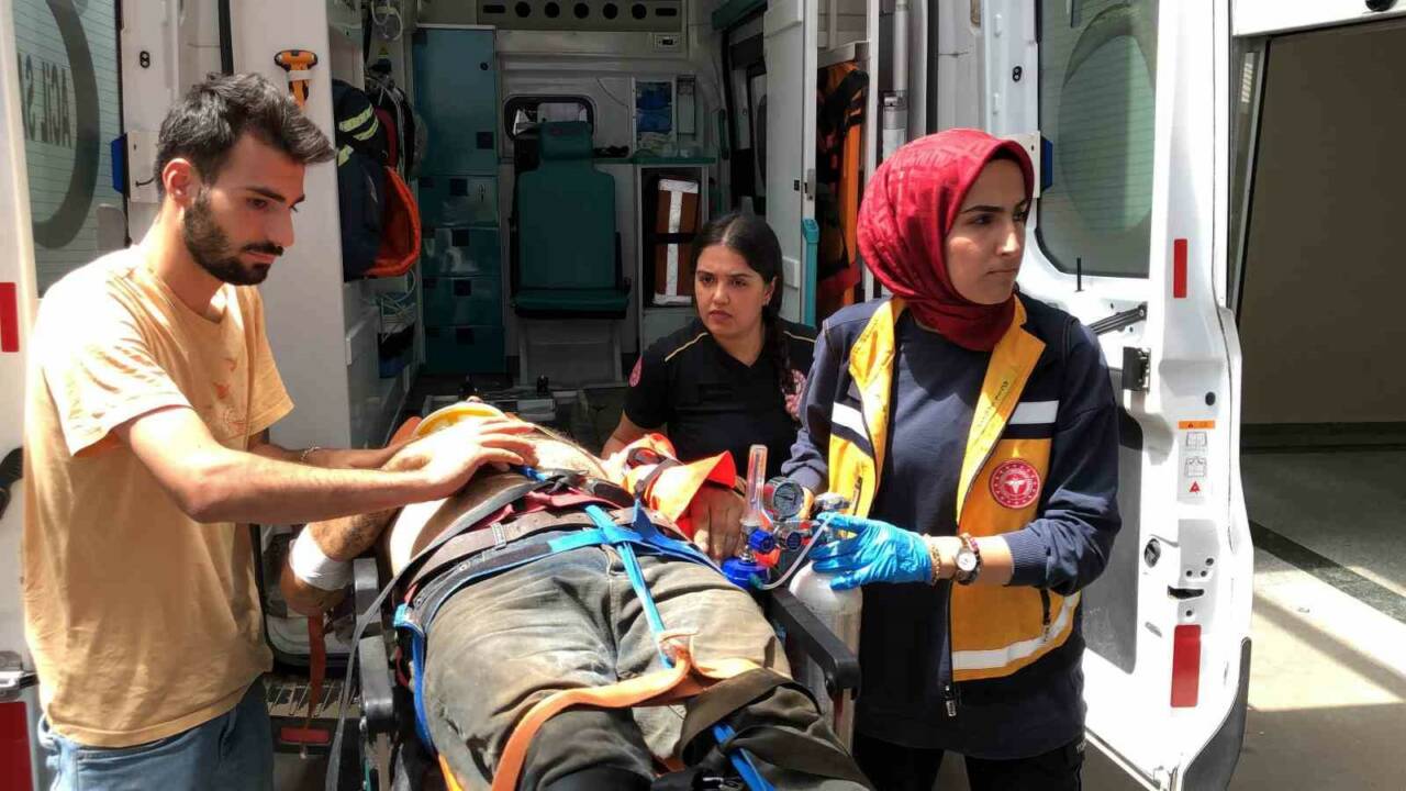 Adıyaman’da, inşaat iskelesinin çökmesi sonucu ağır yaralanan 3 işçiden 1’i