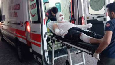 Şanlıurfa'nın Siverek ilçesinde, bir yangına müdahale ederken itfaiye aracından dengesini