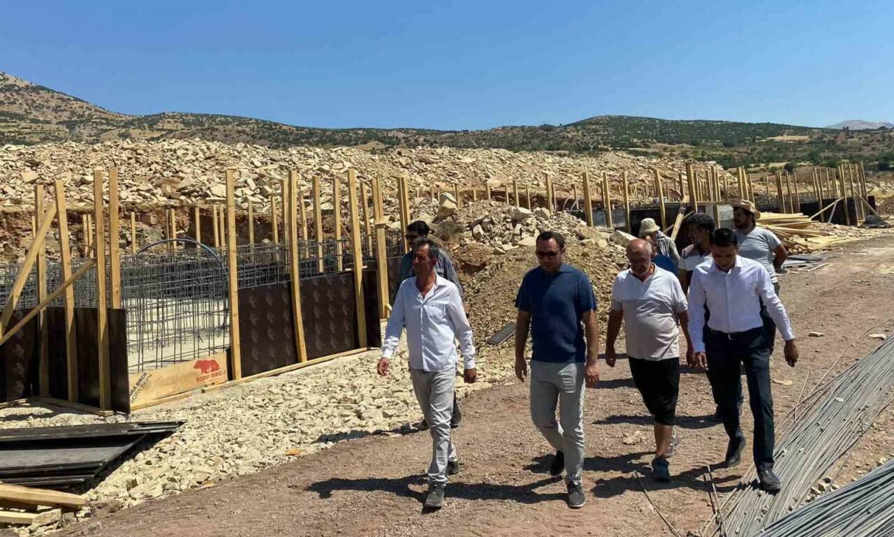 Adıyaman Besni Kaymakamı Çağlar Partal, kalıcı köy evlerinde incelemelerde bulundu.
