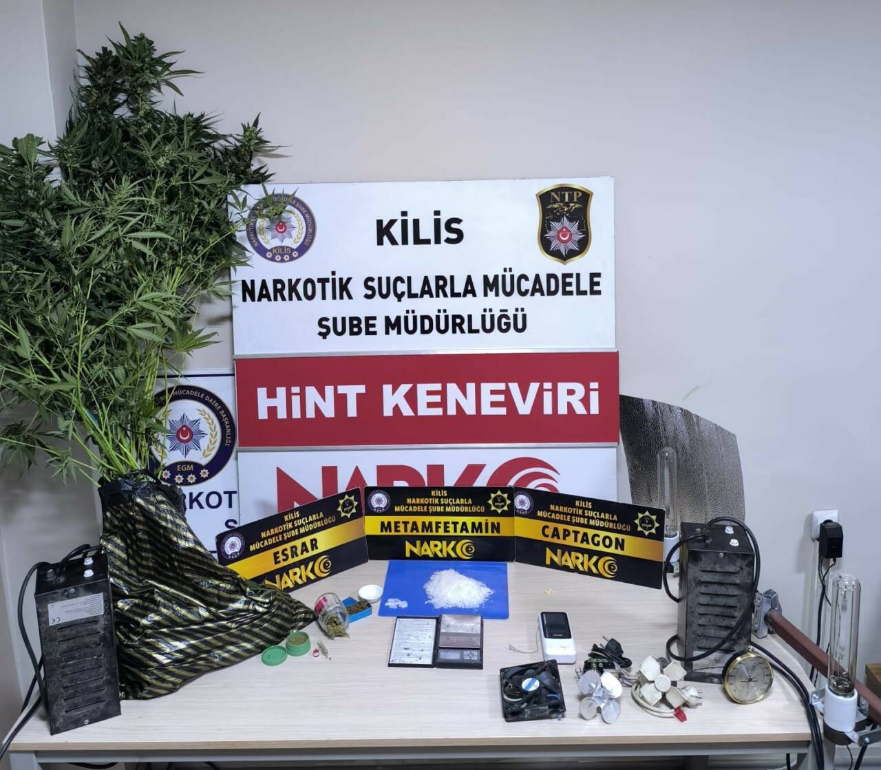 Kilis'te polis ekipleri tarafından düzenlenen büyük çaplı uyuşturucu operasyonunda 17