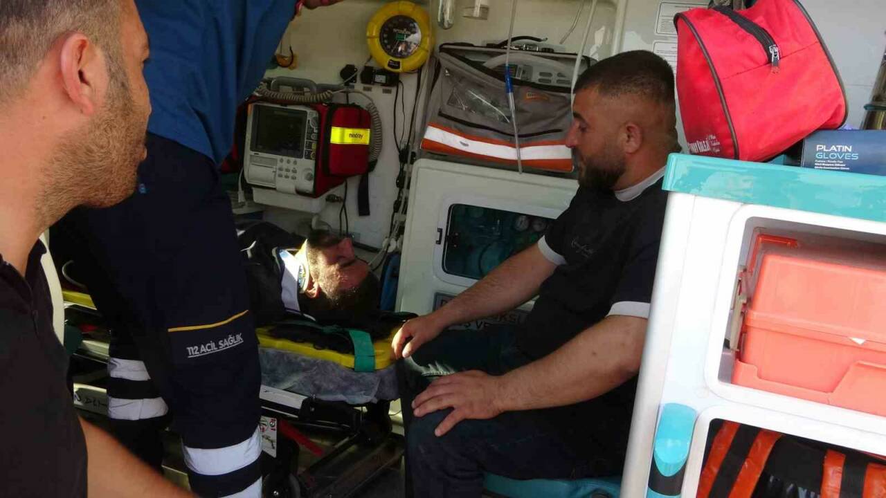 Adıyaman’da sürücüsünün direksiyon hakimiyetini kaybettiği hafif ticari aracın şarampole yuvarlanması