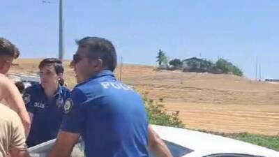 Adıyaman’da freni tutmayan otomobil köprünün korkuluklarında asılı kaldı. Otomobilin köprüden