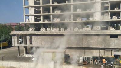 Adıyaman’ın Barbaros Hayrettin Mahallesi’nde bir sitenin bahçesinde çıkan kuru ot