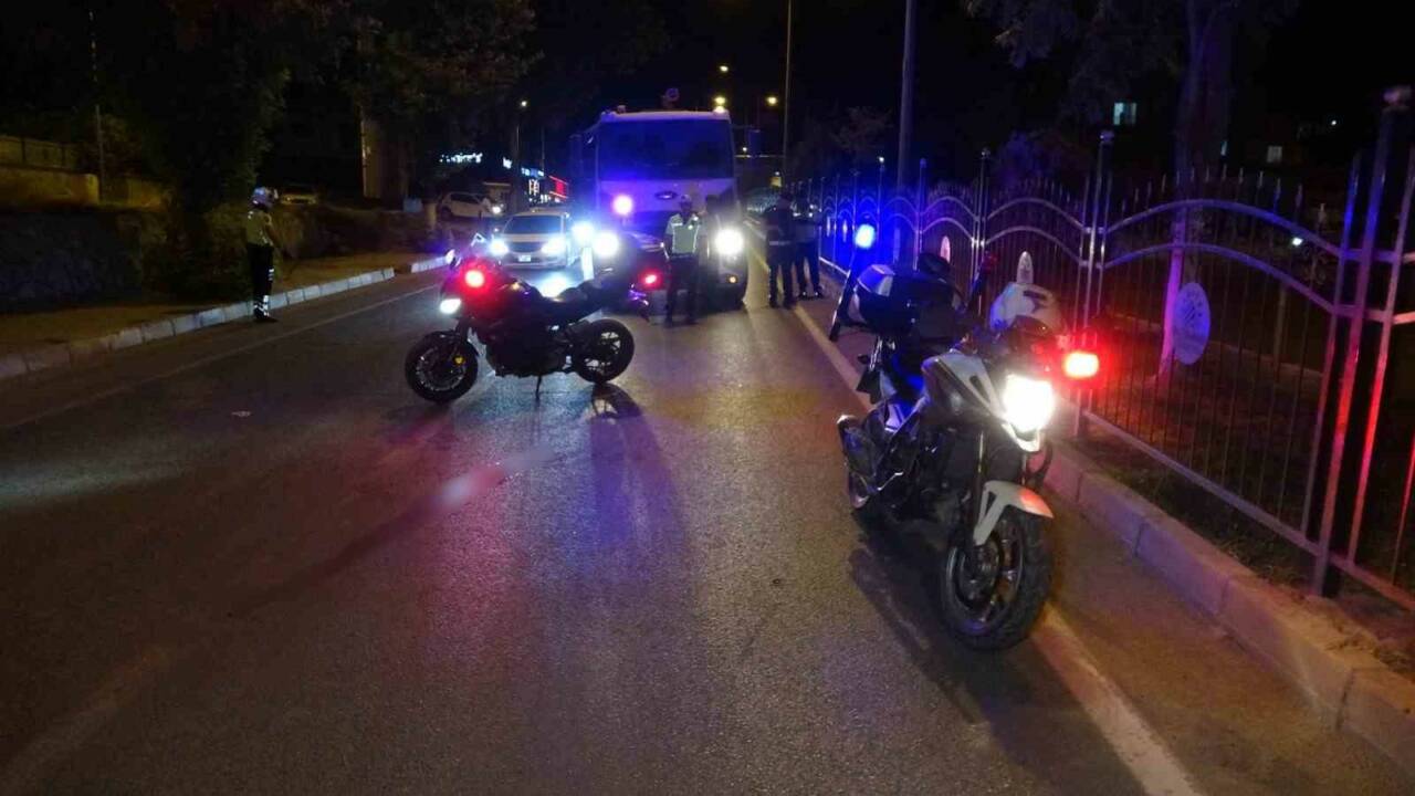 Adıyaman’da önce otomobile daha sonra demir korkuluklara çarpan motosiklet sürücüsü