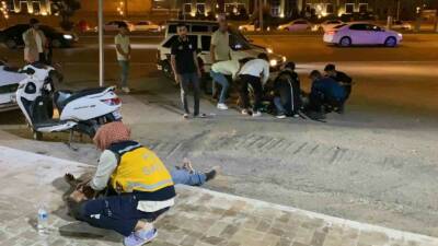 ADIYAMAN’DA, BİR MOTOSİKLETİN YOLDA BULUNAN ‘PARK EDİLEMEZ’ LEVHASINA ÇARPMASI SONUCU