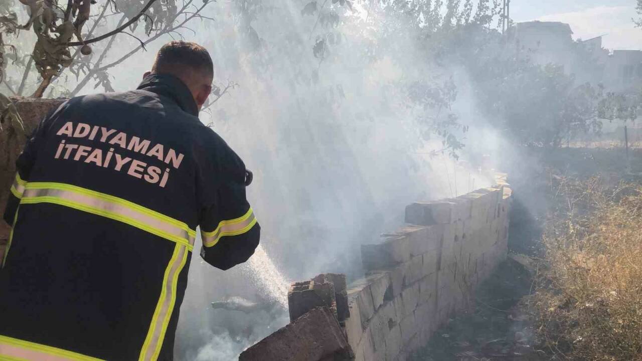 Adıyaman’da Otluk Alanda Çıkan Yangın Bahçeye Sıçradı