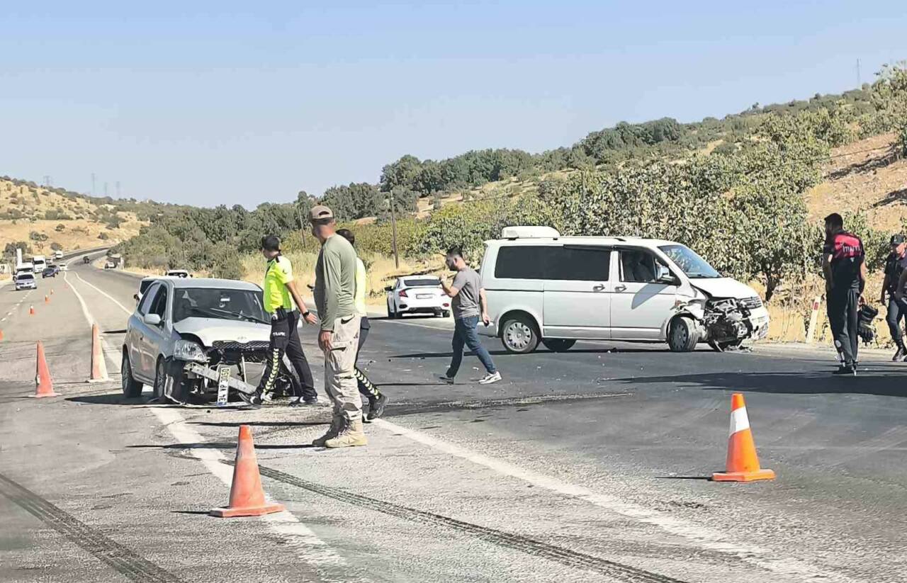 Gölbaşı’nda Otomobil ve Minibüs Çarpıştı: 3 Yaralı