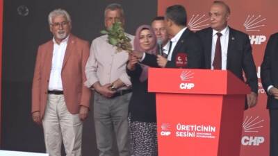 CHP Genel Başkanı Özgür Özel’in Gaziantep’te düzenlediği fıstık mitinginde, protestocu