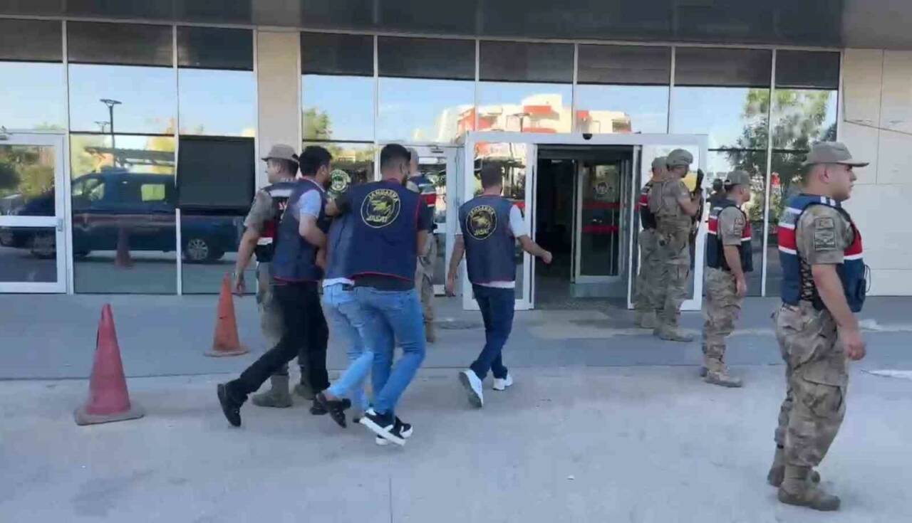  Şanlıurfa’nın Bozova ilçesinde öğretmen Yasin Kayran, fıstık bahçesinde tabancayla