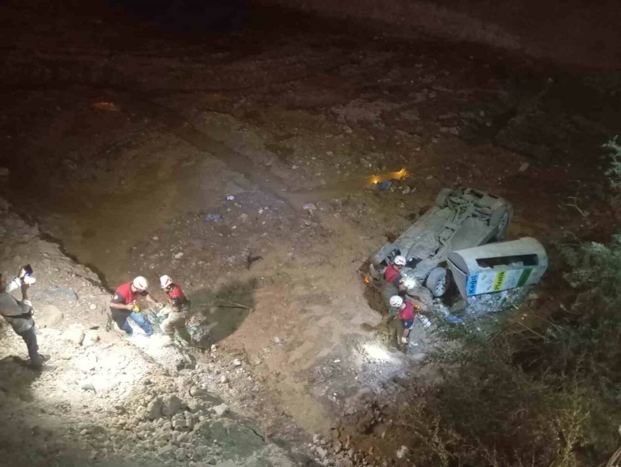 Şanlıurfa'nın Karaköprü ilçesinde, sürücüsünün direksiyon hakimiyetini kaybetmesi sonucu bir otomobil