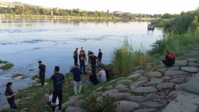 Şanlıurfa’nın Birecik ilçesinde serinlemek amacıyla baraj gölüne giren 16 yaşındaki