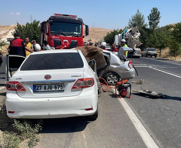 İki Otomobil Çarpıştı: 1 Ölü, 7 Yaralı