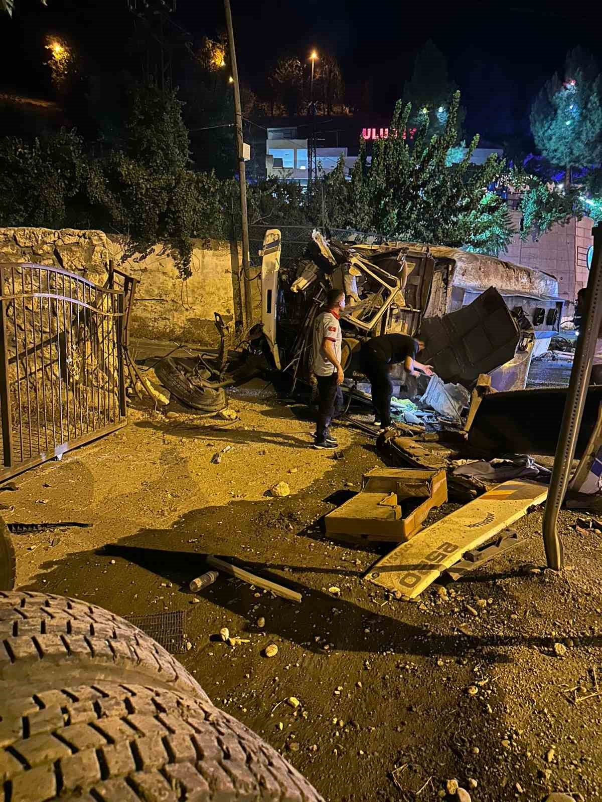 Siirt'te freni boşalan bir su tankeri devrildi. Kazada sürücü ve