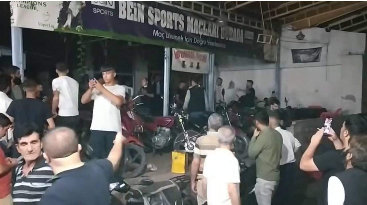 Şanlıurfa’nın Siverek ilçesinde meydana gelen şiddetli patlamada bir kişi yaralandı.