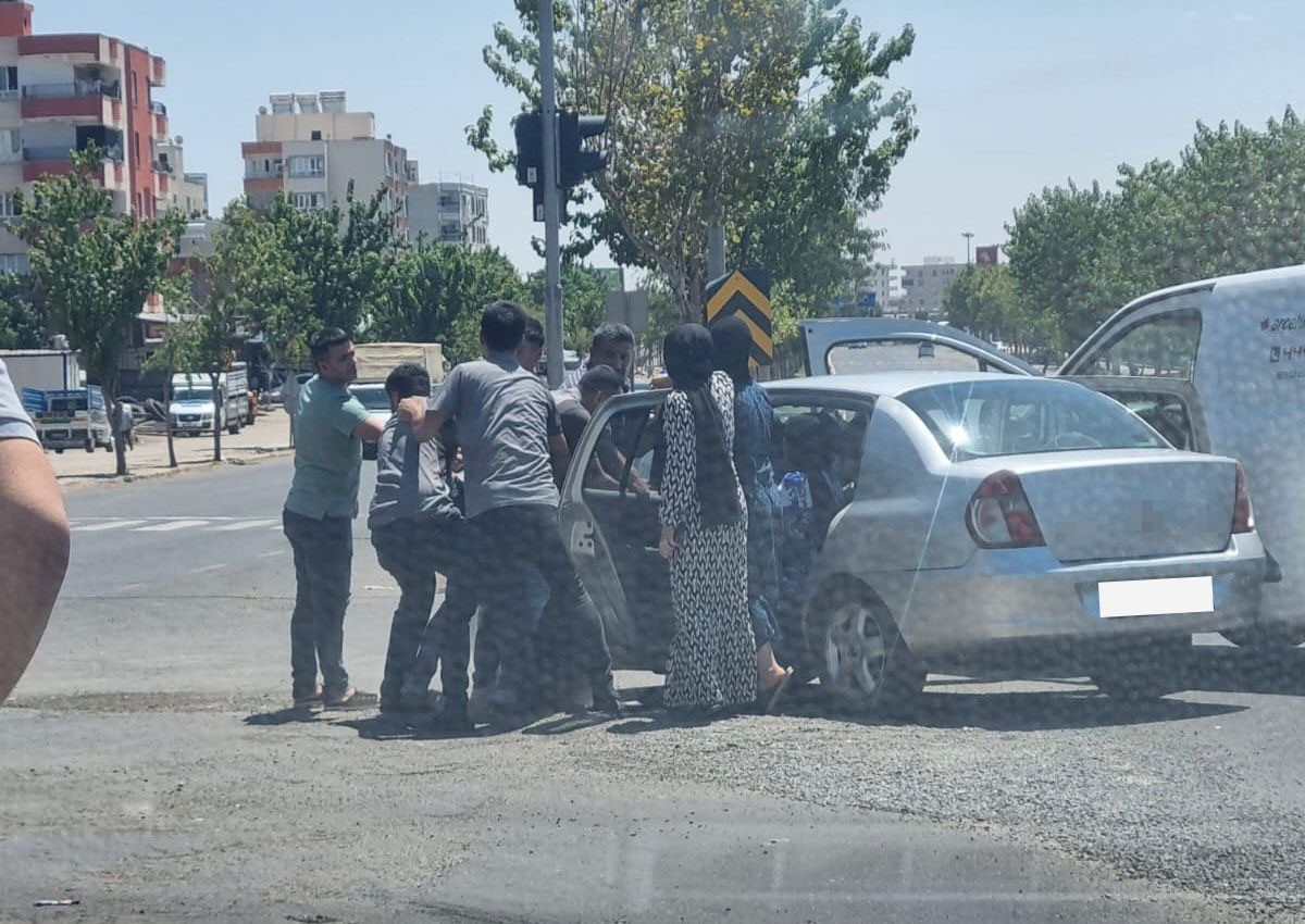 Yol verme kavgasında 2 grup birbirine girdi