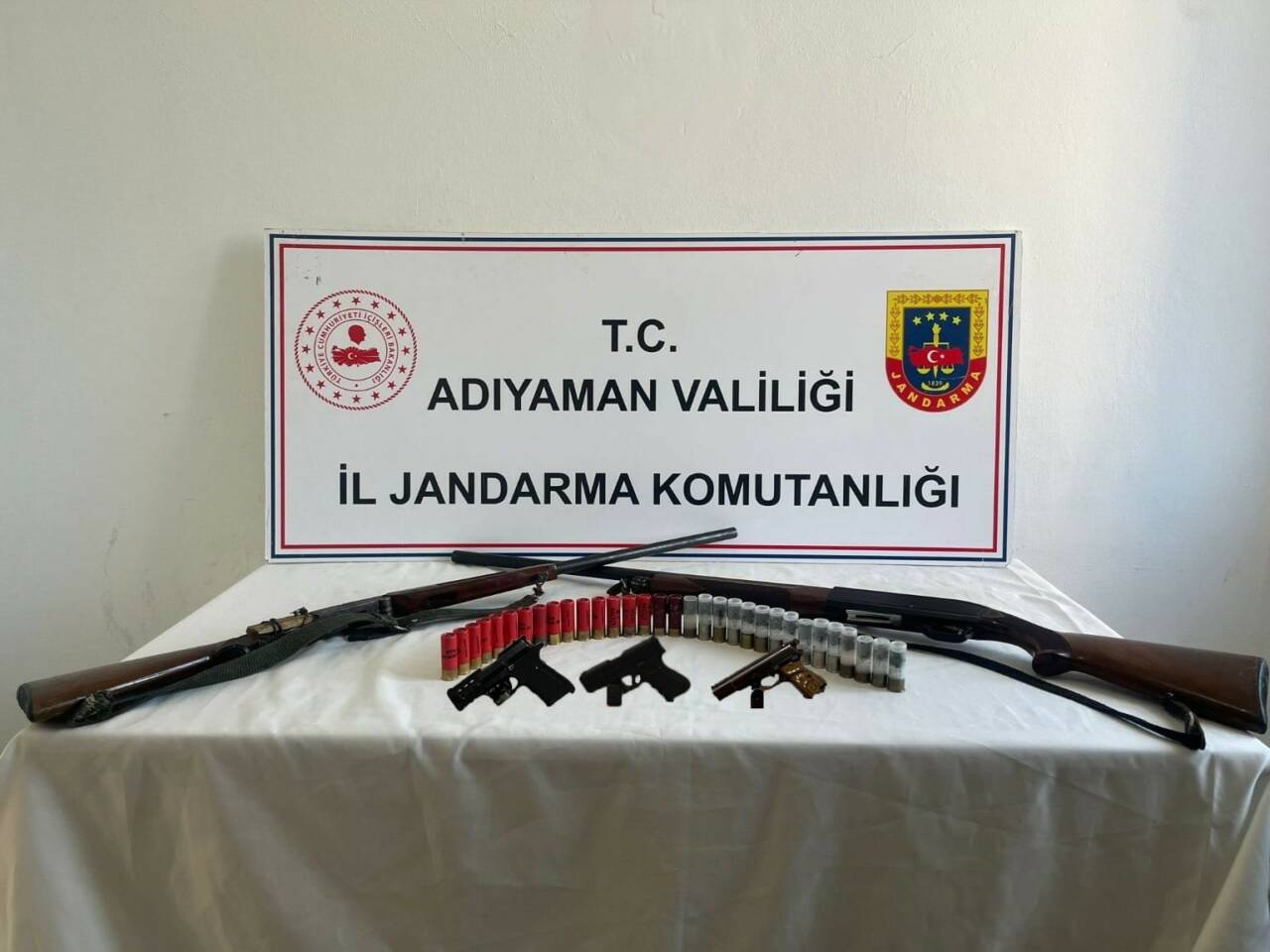 Adıyaman İl Jandarma Komutanlığı ekipleri, durumundan şüphelenilen kişilerin evlerinde ve