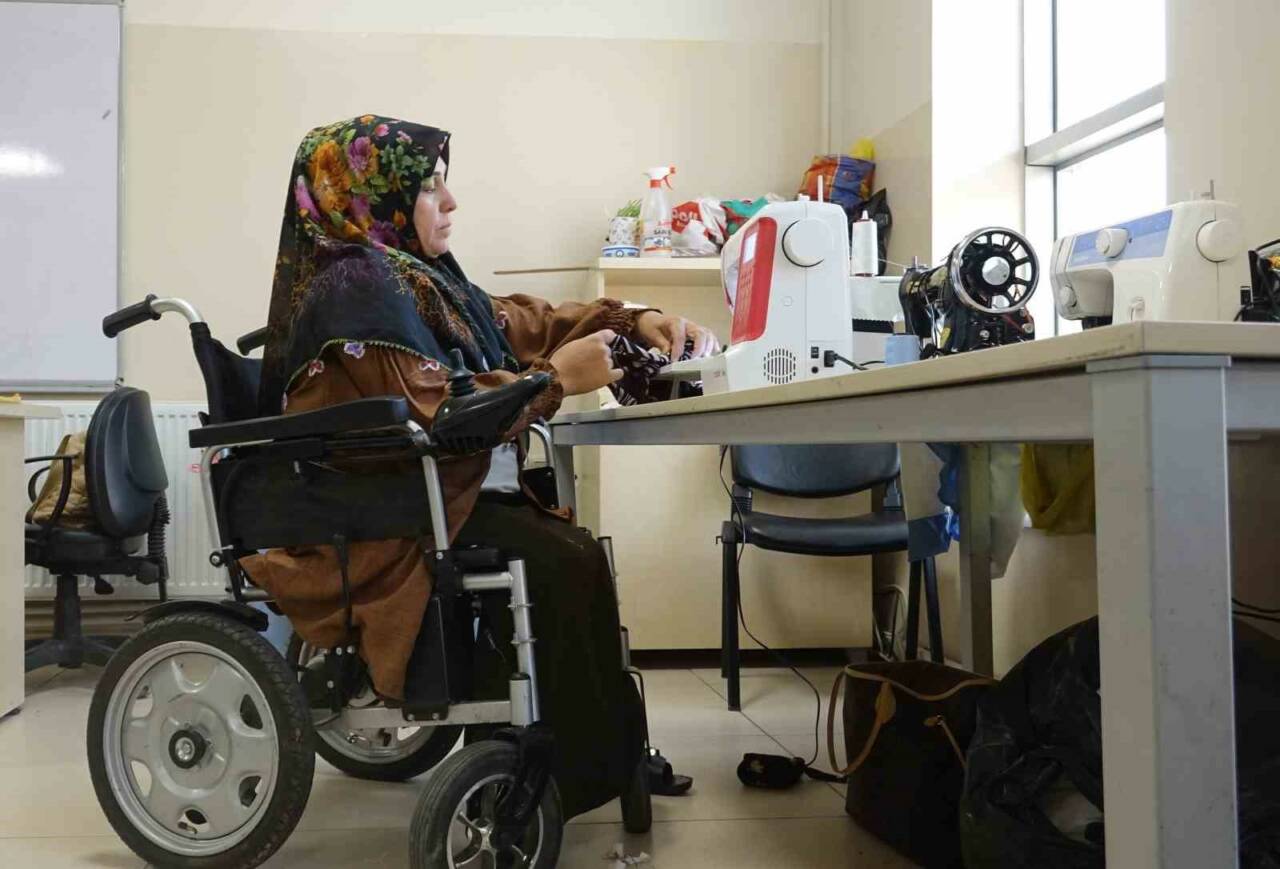 Gaziantep’te henüz 5 yaşında iken geçirdiği hastalık nedeniyle bedensel engelli